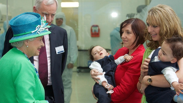 The Queen met the Benhaffaf twins who underwent surgery to separate them at Great Ormond Street Hospital in London