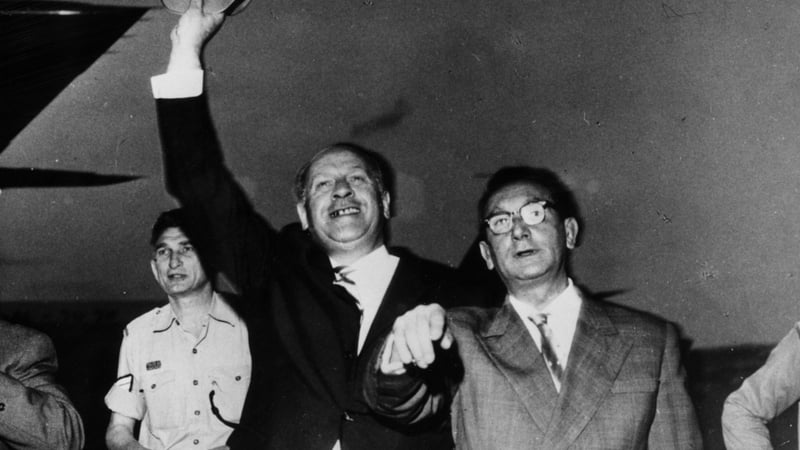 Oskar Schindler (l) arrives at Jerusalem airport in May 1962