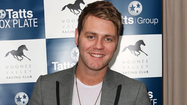 Brian McFadden stops fan from getting to Bieber during his performance