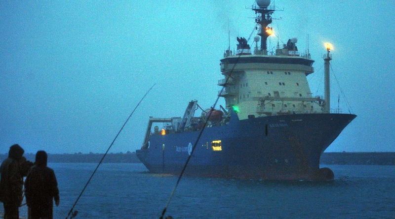 Ship - Transporting wreckage arrives in Bayonne