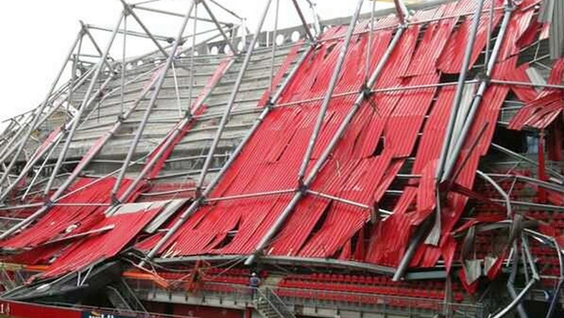 One person died when roof collapsed in Enschede