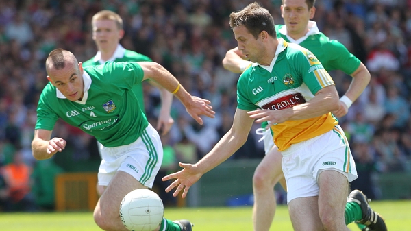 Limerick's Stephen Lavin closes in on Karol Slattery of Offaly