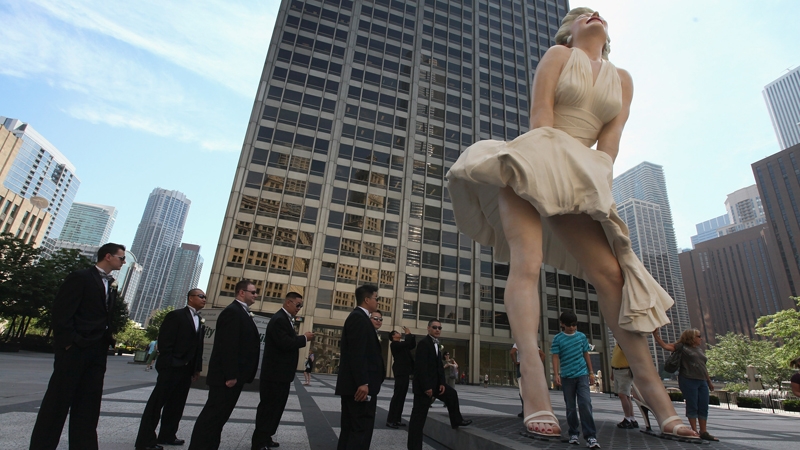 Giant Monroe statue in Pioneer Court in Chicago