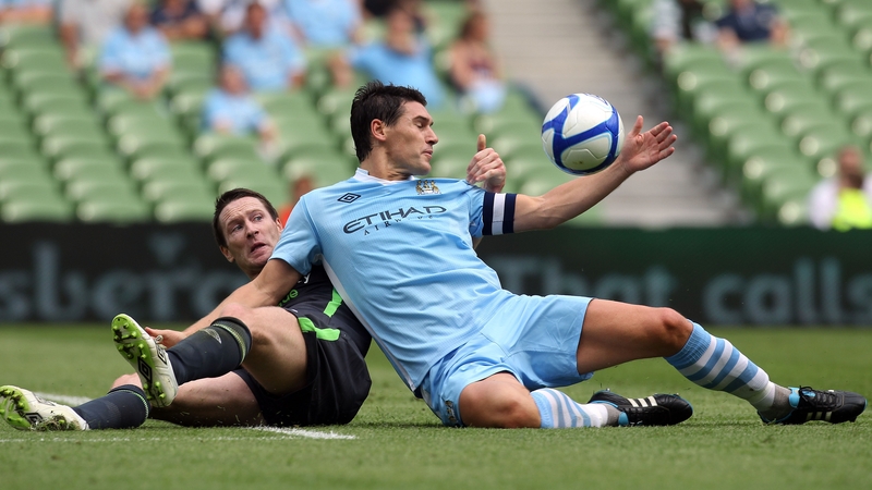 Derry City's Barry Molloy tangles with with Gareth Barry