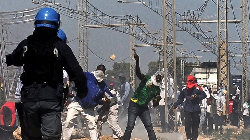 Bari - 30 protesters arrested