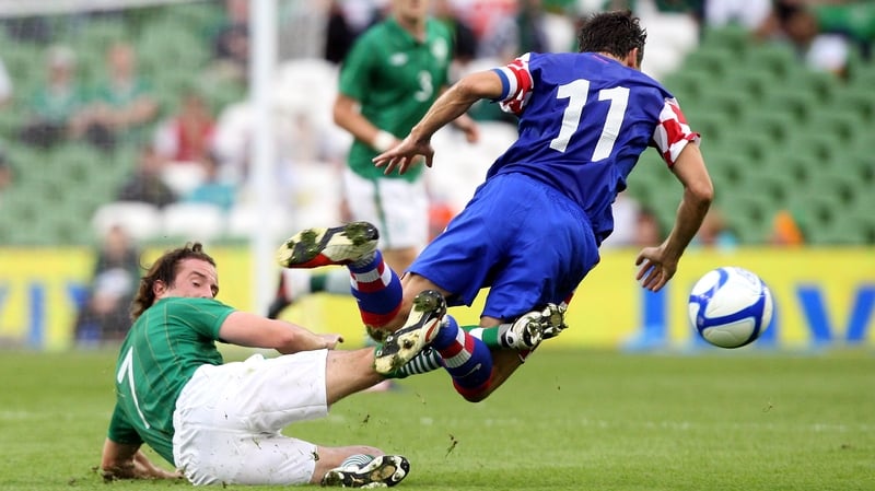 Stephen Hunt - Gets in a tackle on Croatia's Darijo Srna at the Aviva Stadium