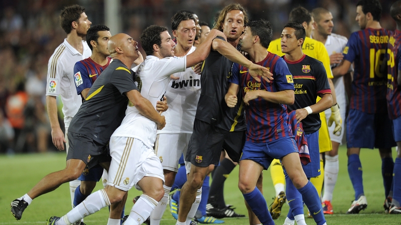 Real Madrid's Argentinian forward Gonzalo Higuain (l) is seperated from Barca's David Villa