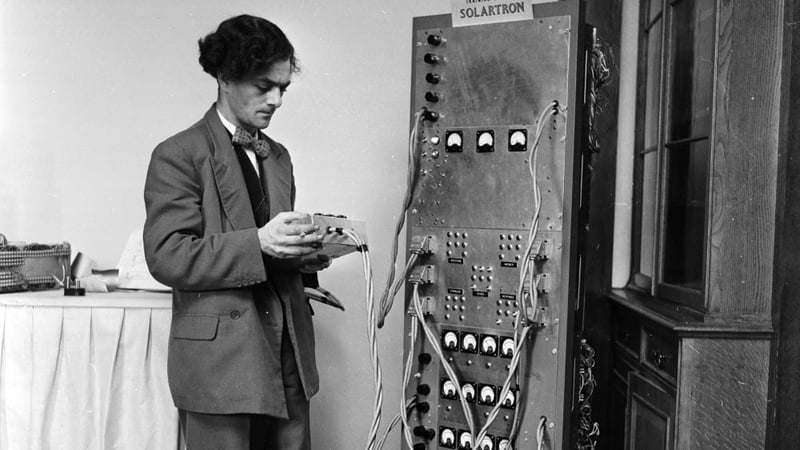 1956: British scientist Gordon Pask co-inventor of an electronic brain used as a teaching aid called Eucrates I