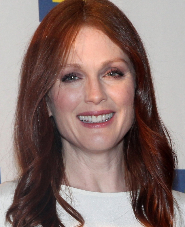 Use Paula's Choice Moisture Boost Daily Restoring Complex with SPF 20 (€14.67) to keep your skin radiant and protected like Julianne's, and accentuate your cheekbones with Sonia Kashuk's Beautifying Blush (€5.99) in Melon or Lily for a subtle, healthy glo