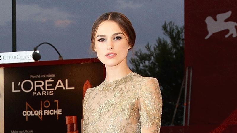 Keira Knightley kept her hair an make-up modern and classy