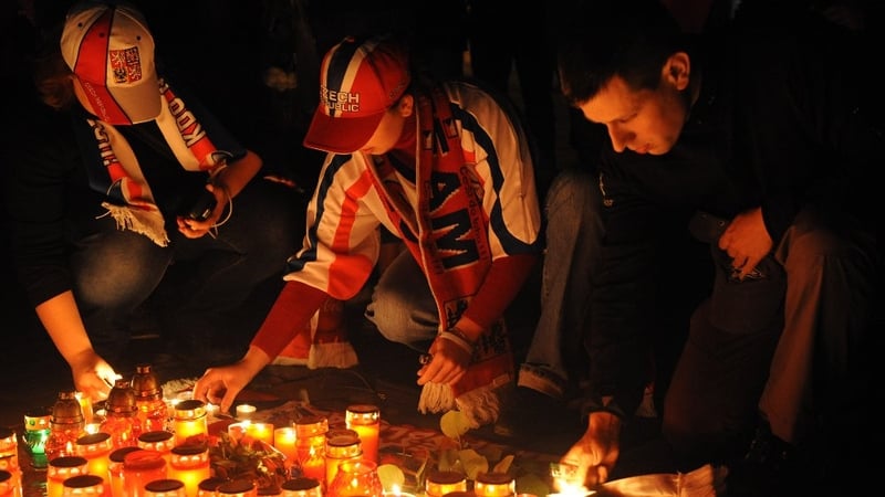 Ice-hockey fans in Prague light candles to pay tribute for the victims of the plane crash