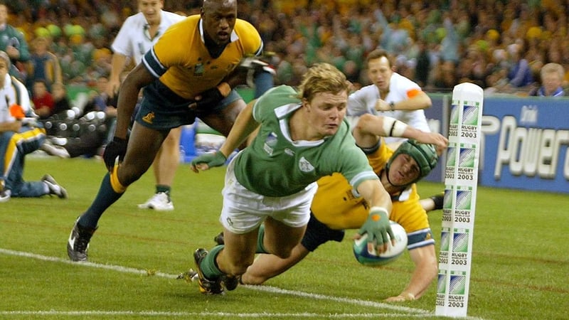 Brian O'Driscoll rounds Wendell Sailor and scores in the corner