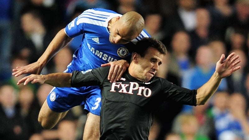 Chelsea's Alex goes up against Orlando Sa of Fulham