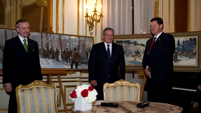 The Polish president (C) at Poland's consulate in Manhattan