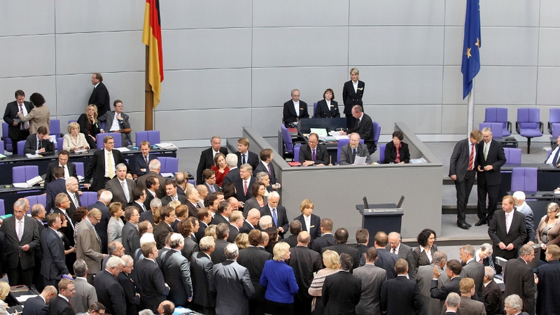 Merkel avoids backbench rebellion in key vote