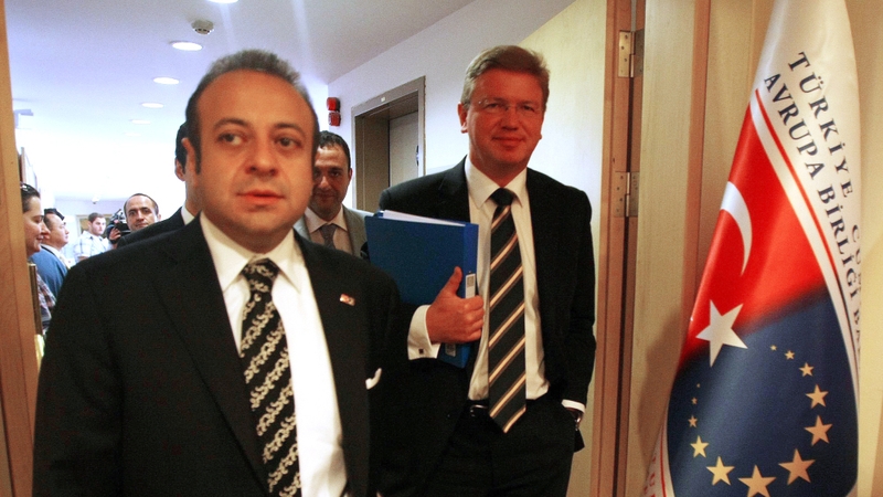 Turkish European Affairs Minister Egemen Bagis (L) with EU enlargement commissioner Stefan Fuele (R)