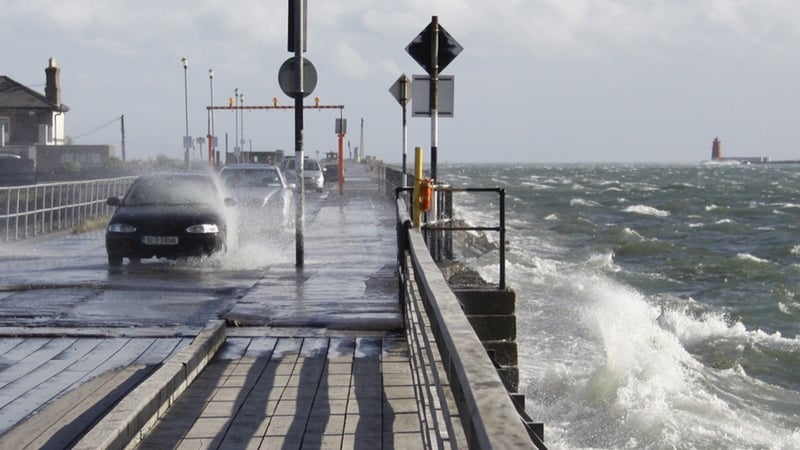 Strong winds in Clontarf (Pic: Simon Adamson)