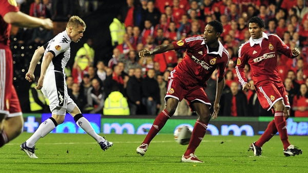 Early opener - Damien Duff (L) nets after five minutes for Fulham