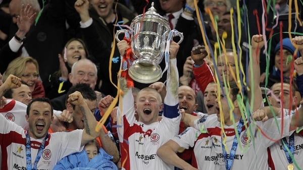Richie Ryan lifts the FAI Ford Cup