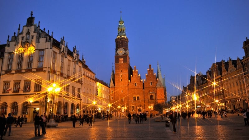 Polish growth slows to 2% in 2012 from 4.3% in 2011