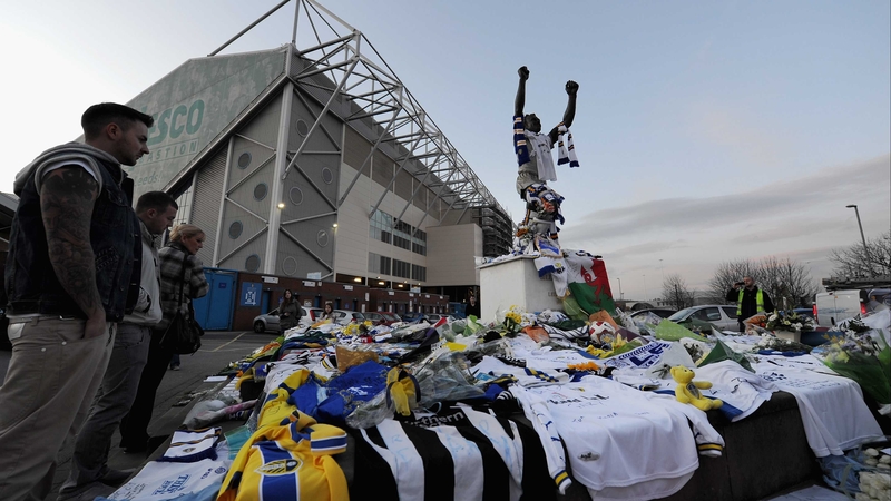 Death of Gary Speed - In Leeds, fans laid down jerseys and other memorabilia at Billy Bremner's statue outside Elland Road