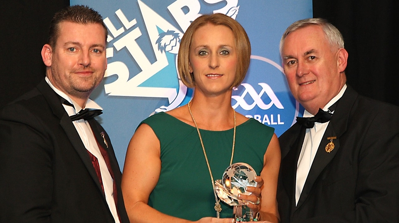 Fiona Shannon receives her award from Handball Ireland President Walter O'Connor and GAA President Christy Cooney