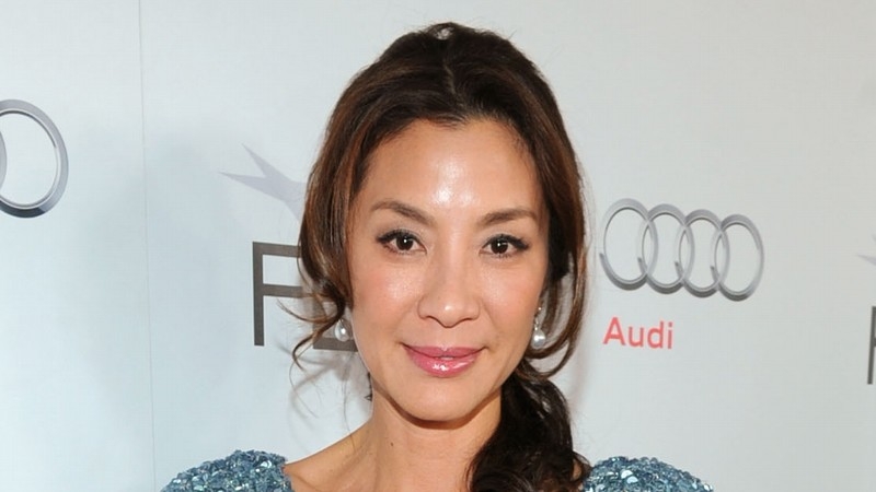 Bond girl Yeoh sings Craig's praises