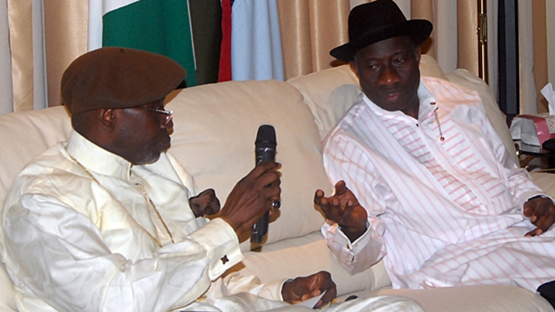 President of Christians Association of Nigeria Pastor Ayo Oritsejafor (L) speaks with Nigerian President Goodluck Jonathan