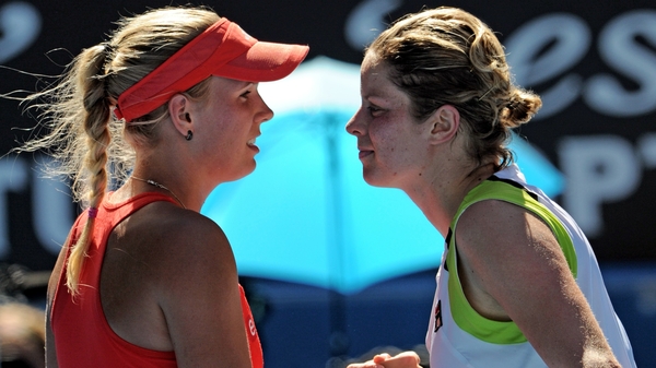 Caroline Wozniacki (l) will lose her world number one ranking after losing to Kim Clijsters (r)