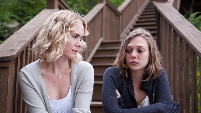 Siblings Lucy (Sarah Paulson) and Martha (Elizabeth Olsen)