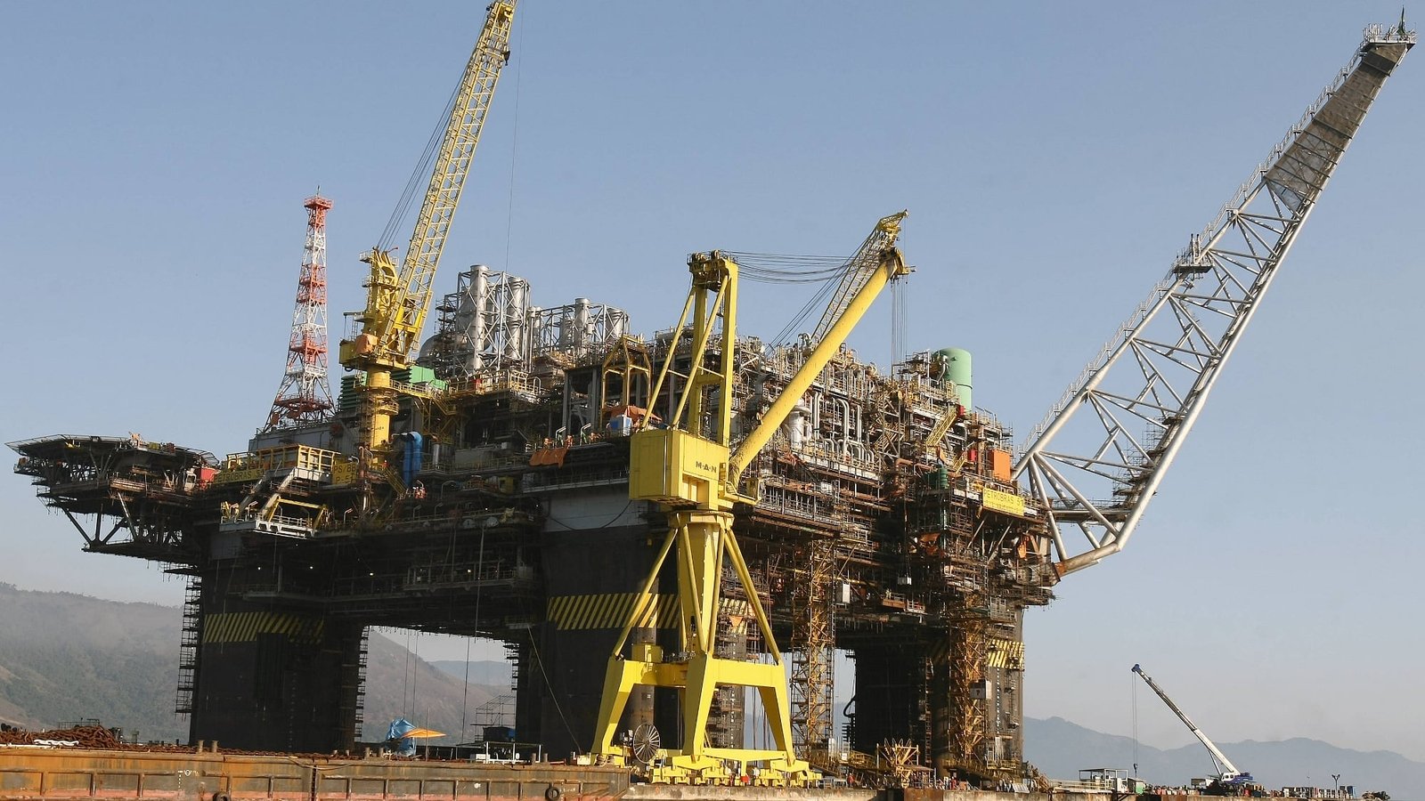 Oil rises as it shrugs off potential IEA reserves release