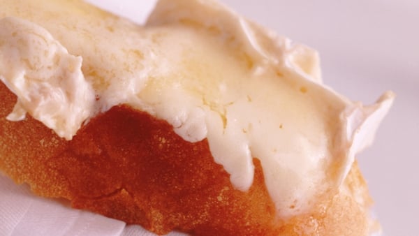 Baked Cheese with Crostini & Potato and Apple Rost