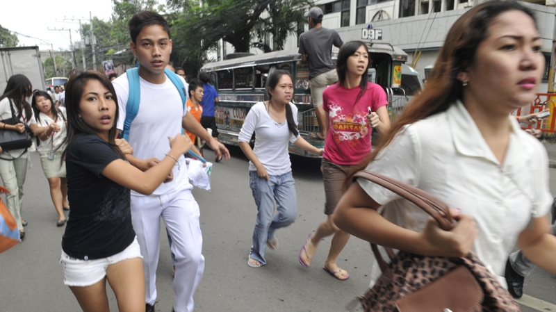 Negros residents flee for safety