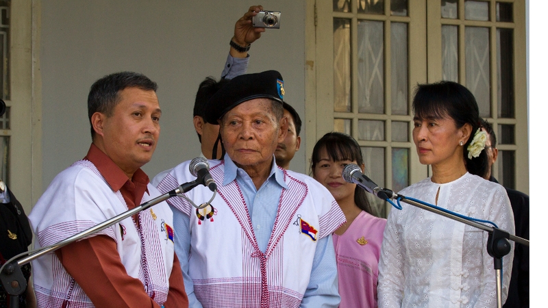 Burma's opposition leader Aung San Suu Kyi (R) stands along side KNU General Htayt Maung (C) ) at her residence yesterday