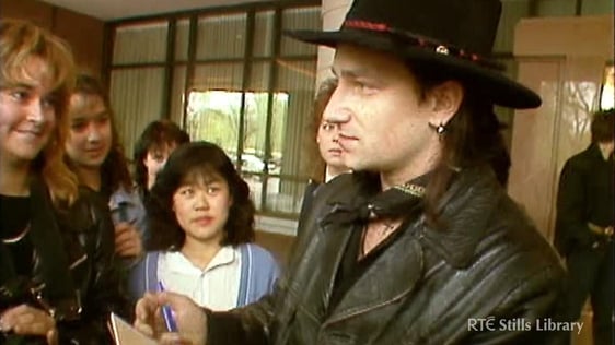 Bono meets fans in Boston (1987) © RTÉ Stills Library 3036/045