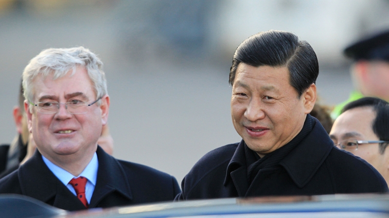 Tánaiste and Minister for Foreign Affairs Eamon Gilmore alongside Xi Jinping