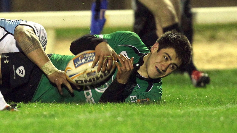 Niall O'Connor just before he touches over for Connacht's try