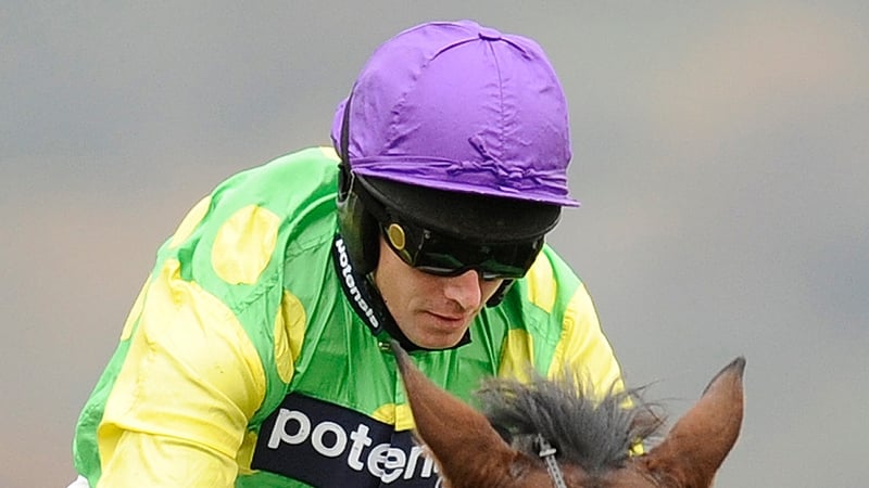 Noel Fehily rode Vibrato Valtat to victory in the Novices' Chase