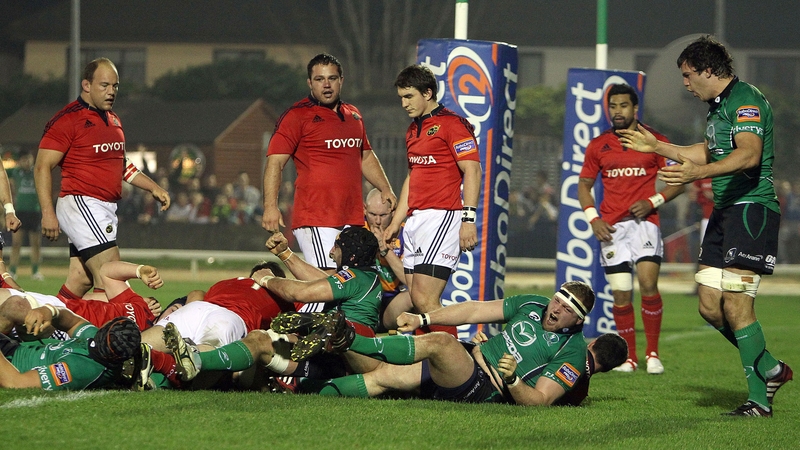 Connacht's Ethienne Reynecke scores the opening try of the game