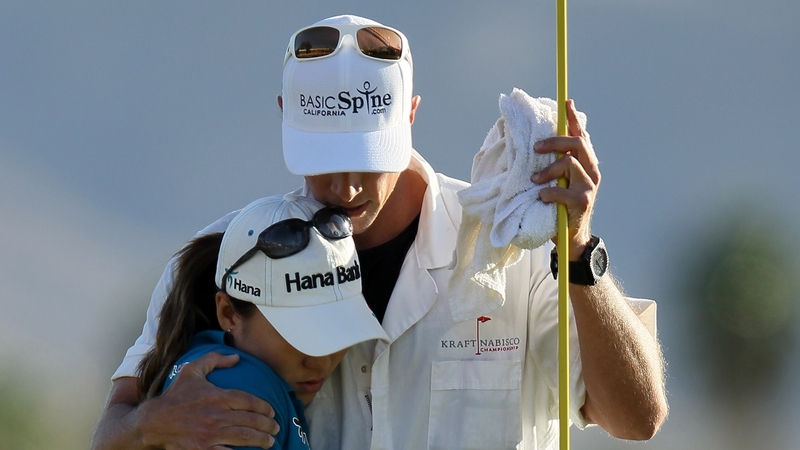 IK Kim is consoled by her caddy John Limanti