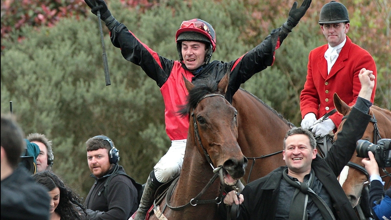 Andrew Thornton celebrates on Líon Na Bearnaí