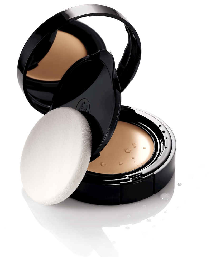 Chanel Vitalumiere Aqua compact
