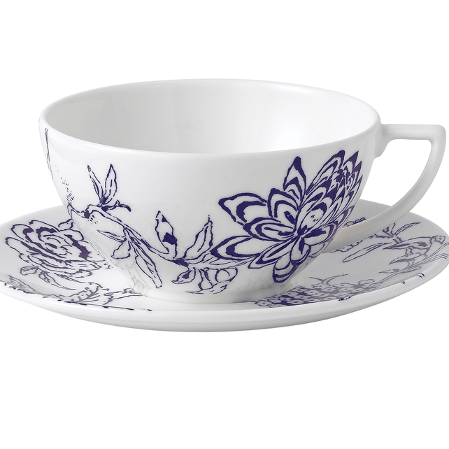 A formal yet stylish dining statement.