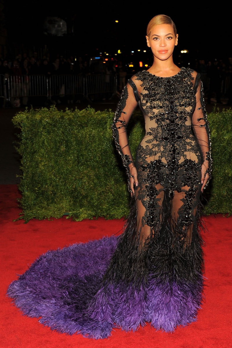 Beyoncé made a statement in Givenchy with lace and feathers!