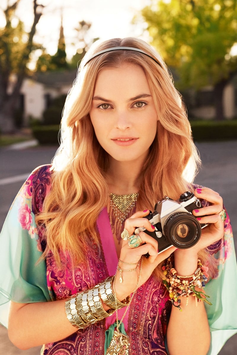 Alice band (part of a set of 3) €4.90, Triple gem ring €9.90, Chainmail and tassel pendant necklace €15.90, Arizona charm necklace €9.90, Paisley kaftan €49, Chainmail party pouch necklace €13.90, Narrow Squares Stretch Bracelet €15.90, Metal feather ring