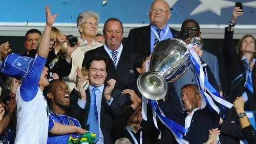 Roman Abramovic lifts the Champions League trophy