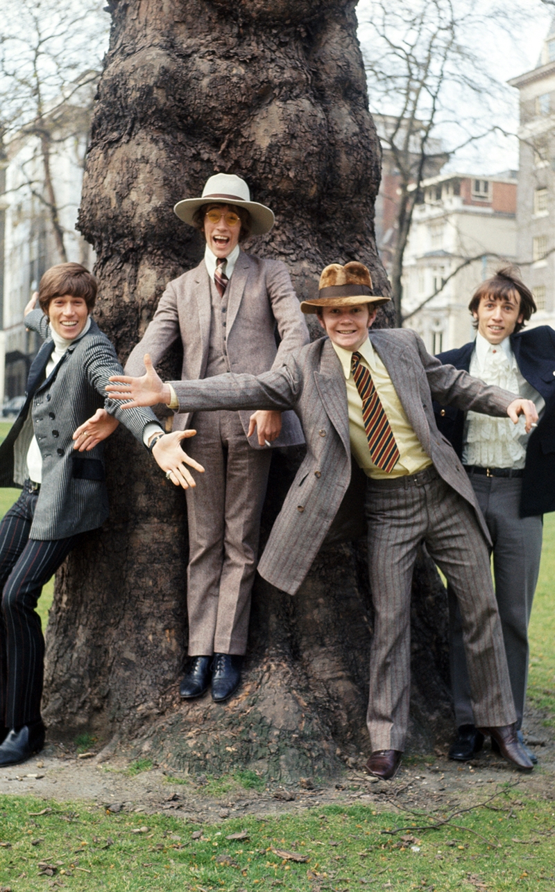 The full band line-up in at the same photo shoot