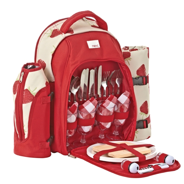 Four person picnic basket, €45