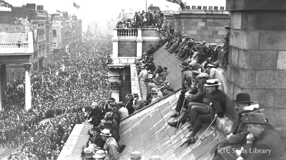 Viewing a Great War victory parade from Dublin rooftops
© RTÉ Stills Library 0504/015