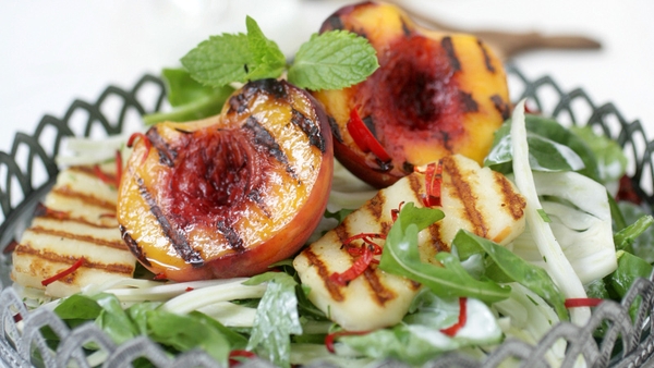 André's Halloumi, Peach and Chilli Salad